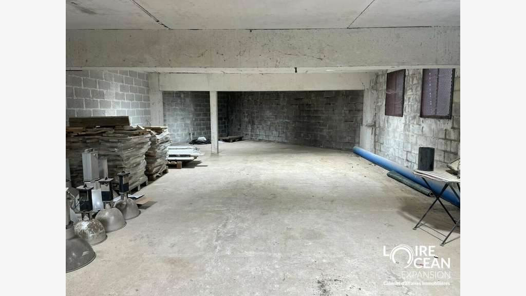 Local d'activité de 900m² à louer à Beaucouzé