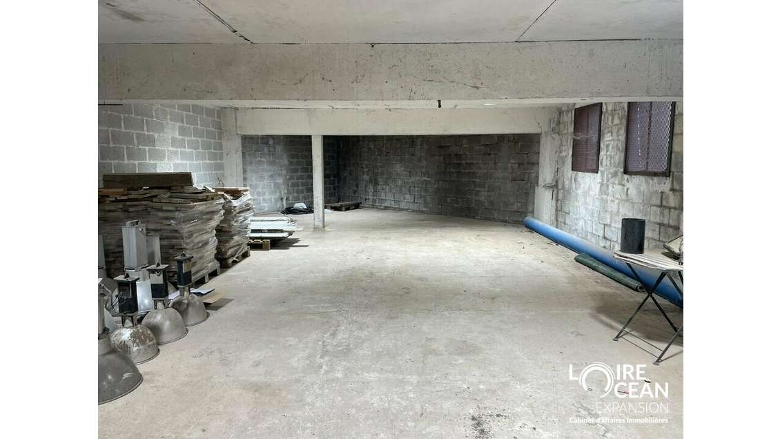 Local d'activité de 900m² à louer à Beaucouzé