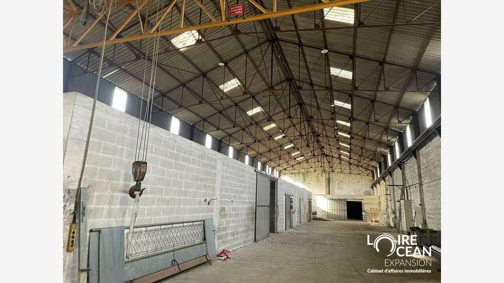 Local d'activité de 900m² à louer à Beaucouzé