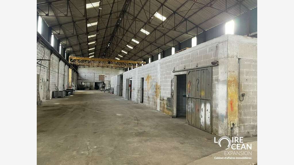 Local d'activité de 900m² à louer à Beaucouzé