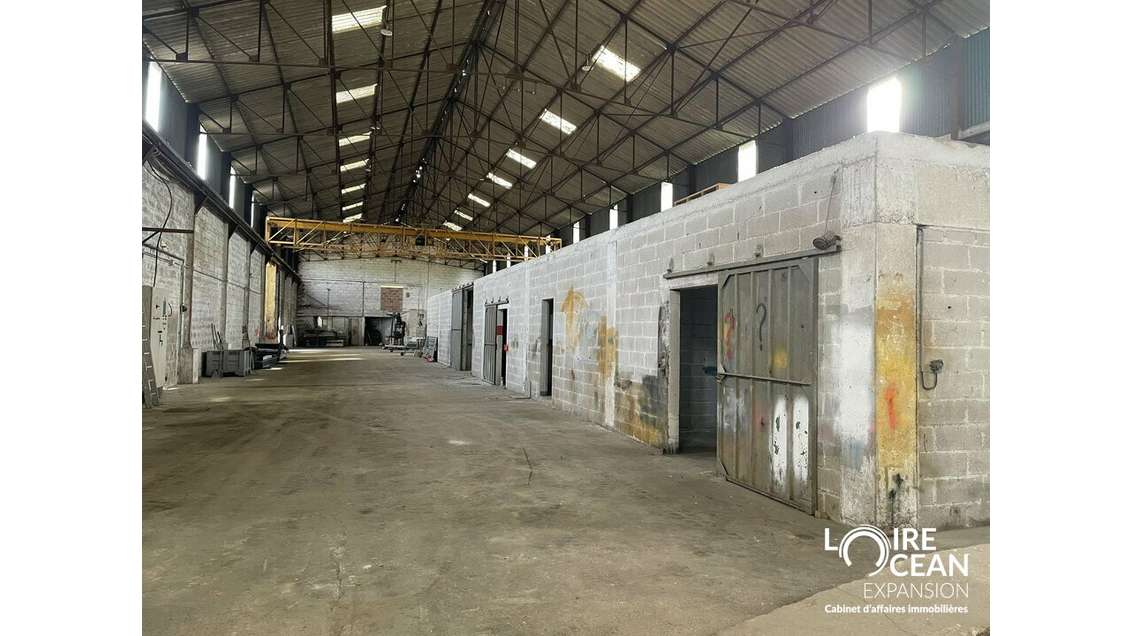 Local d'activité de 900m² à louer à Beaucouzé