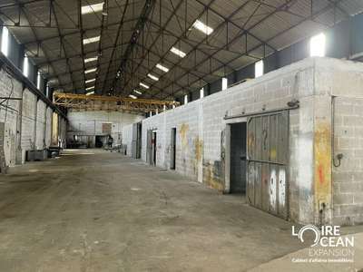 Local d'activité de 900m² à louer à Beaucouzé