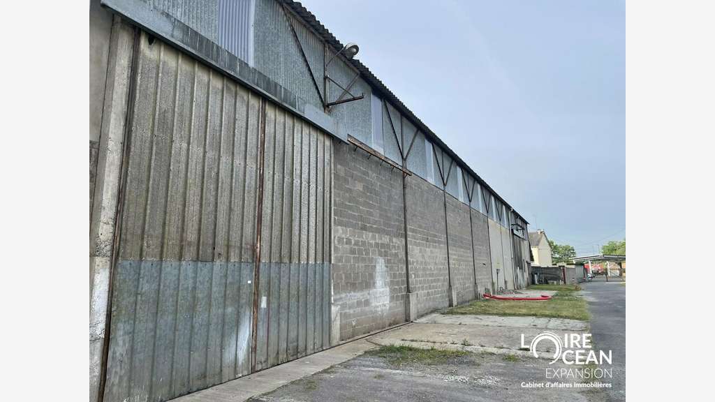 Local d'activité de 900m² à louer à Beaucouzé