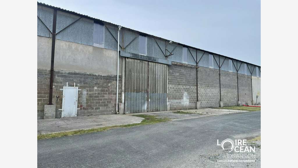 Local d'activité de 900m² à louer à Beaucouzé