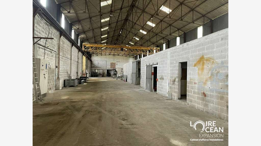 Local d'activité de 900m² à louer à Beaucouzé