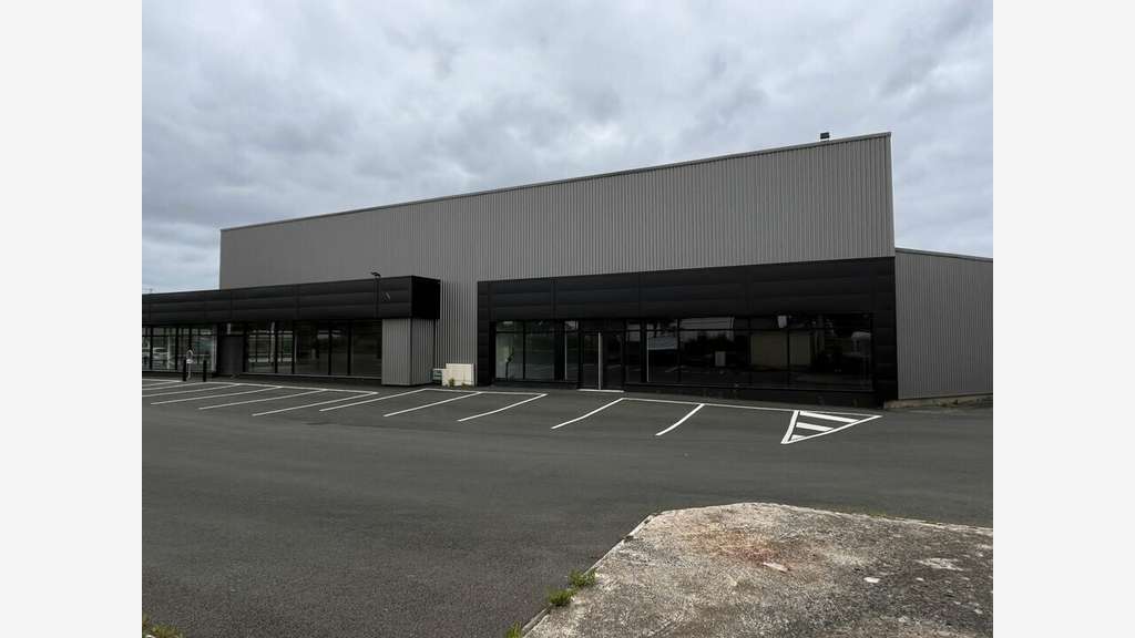 Local d'activité commerce 601m² à louer Beaucouzé