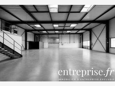 A louer local d'activité de 800m² à Beaucouze