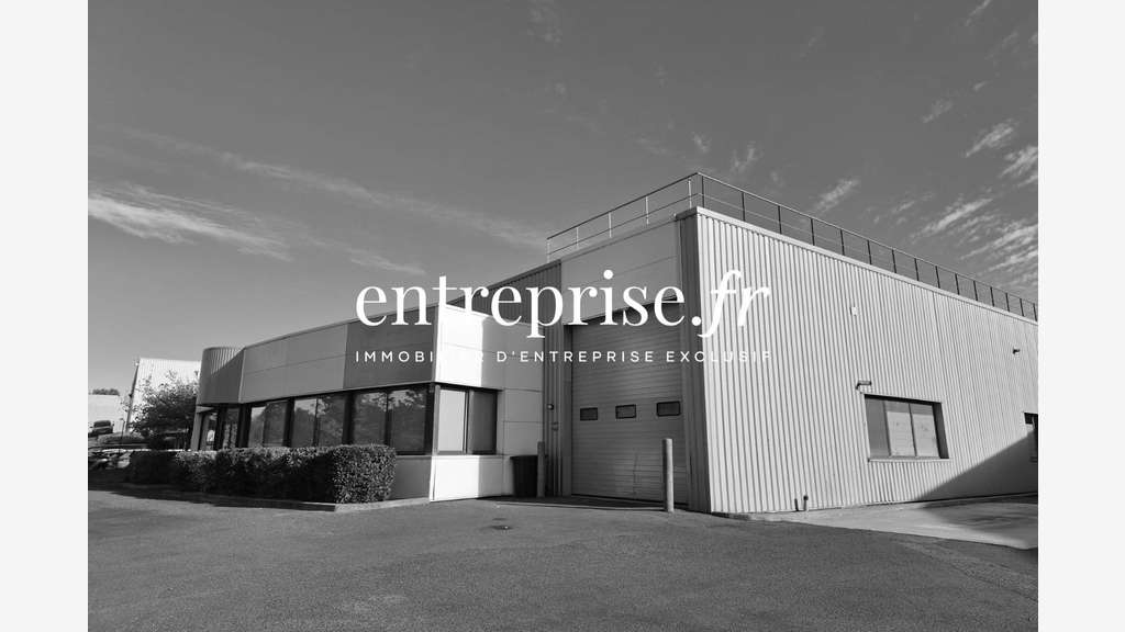 A louer local d'activité de 800m² à Beaucouze