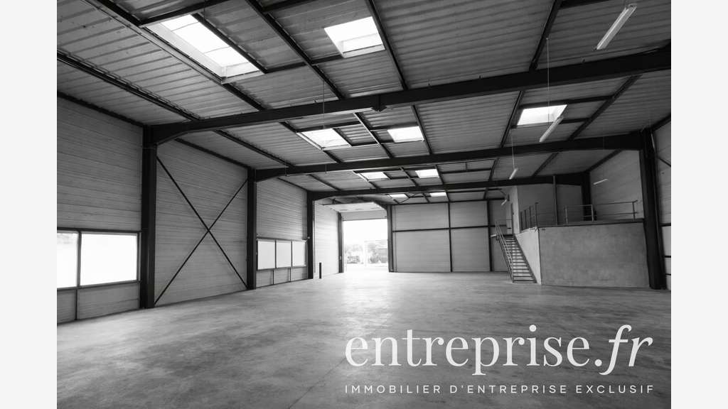 A louer local d'activité de 800m² à Beaucouze