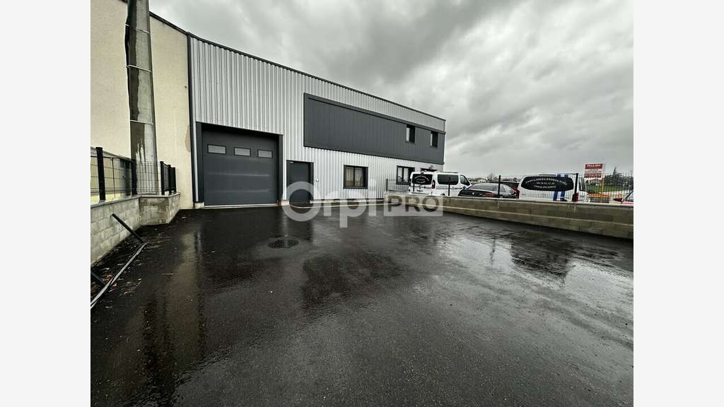 Local d'activité à louer 360m² à Beauvallon