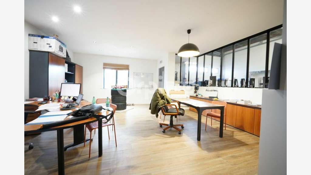 Local d'activité à louer 360m² à Beauvallon