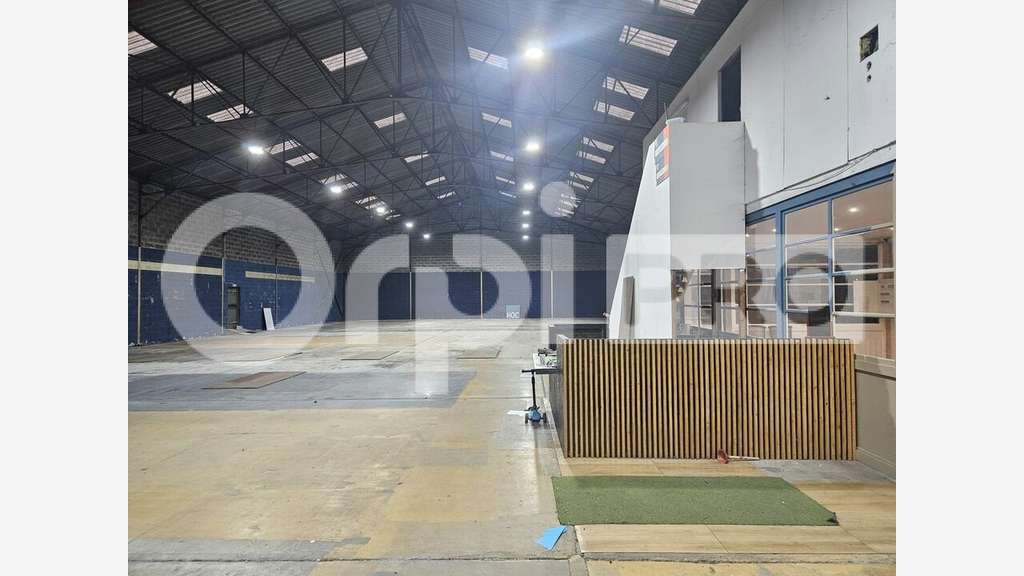 Local d'activité 1050m² à louer à Bègles