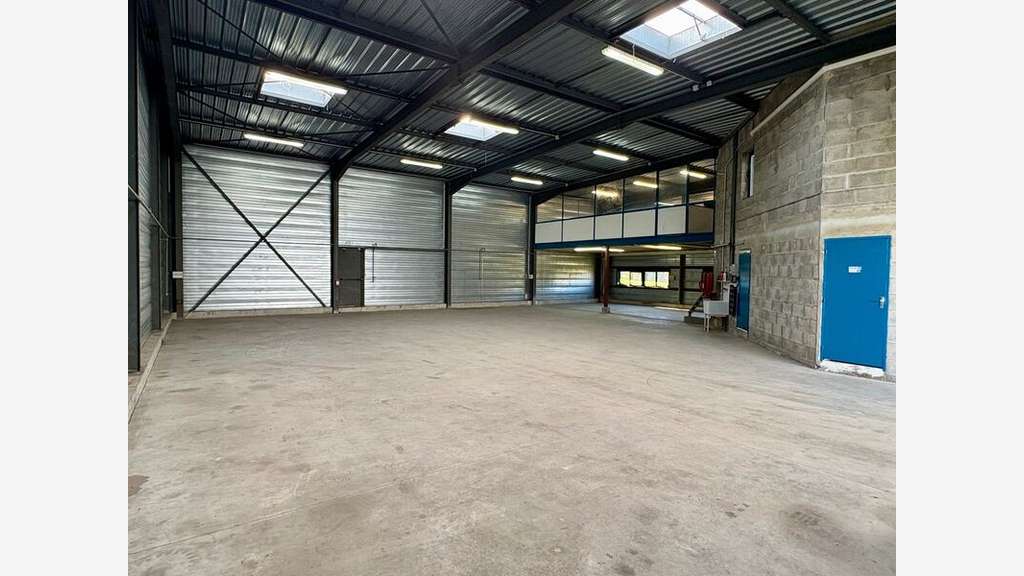 Exclusivité bâtiment 666m² sur 2600m² à Béligneux