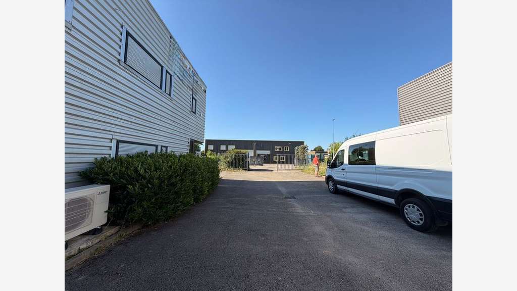 Exclusivité bâtiment 666m² sur 2600m² à Béligneux