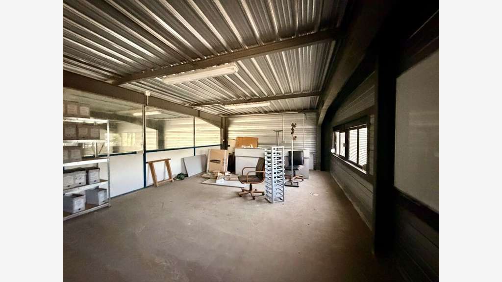 Exclusivité bâtiment 666m² sur 2600m² à Béligneux