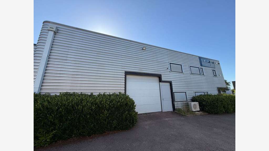 Exclusivité bâtiment 666m² sur 2600m² à Béligneux