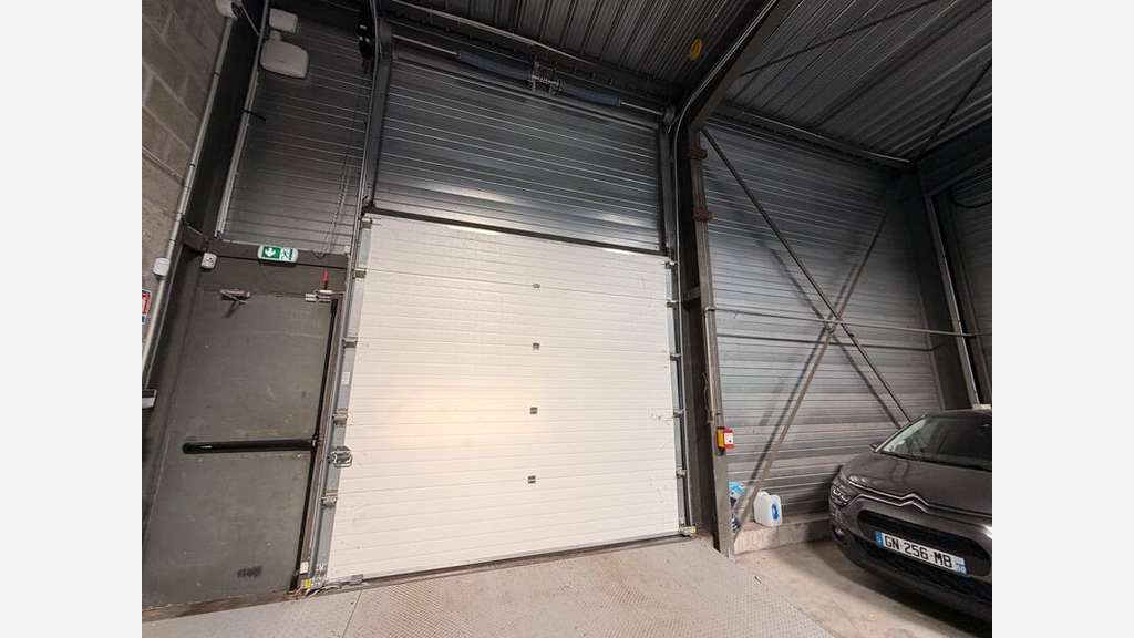 Exclusivité bâtiment 666m² sur 2600m² à Béligneux