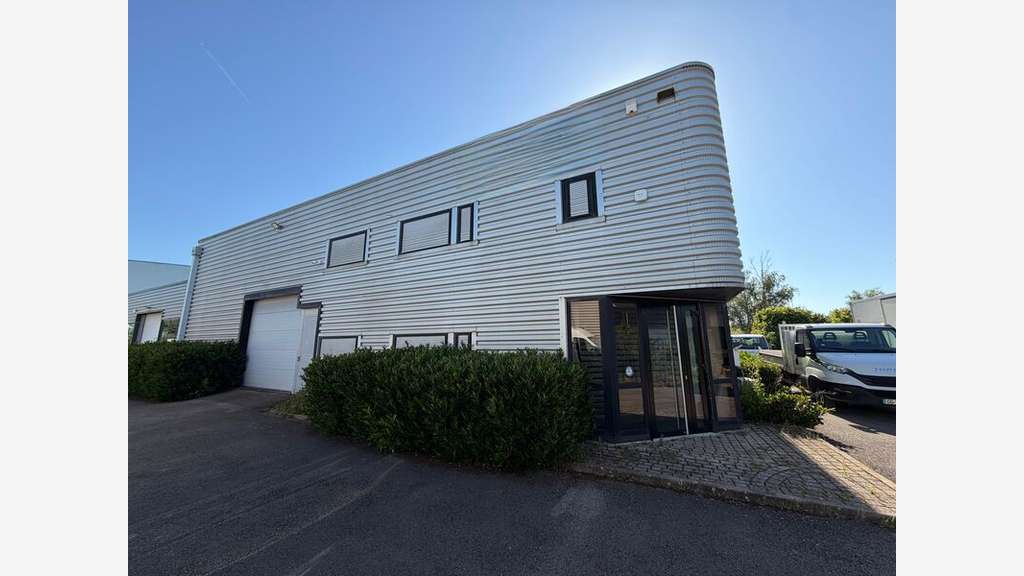 Exclusivité bâtiment 666m² sur 2600m² à Béligneux
