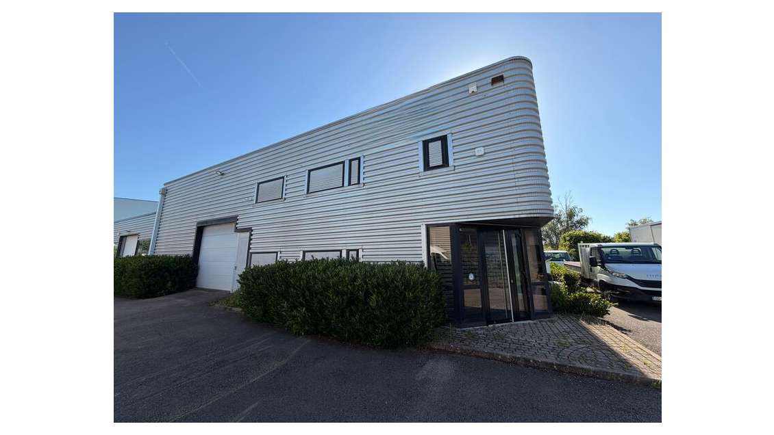 Exclusivité bâtiment 666m² sur 2600m² à Béligneux