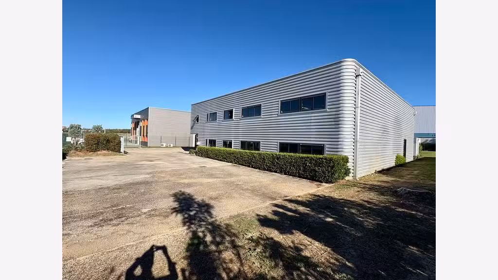 Exclusivité bâtiment 666m² sur 2600m² à Béligneux
