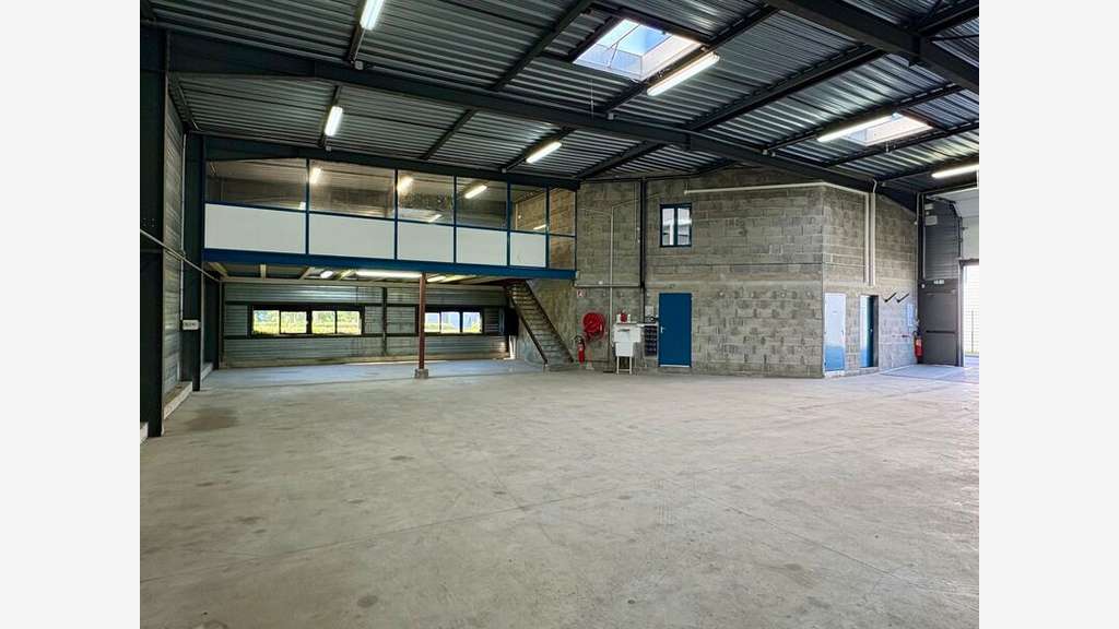 Exclusivité bâtiment 666m² sur 2600m² à Béligneux