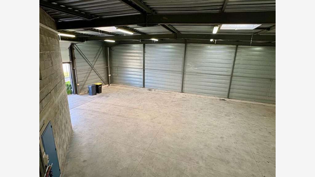 Exclusivité bâtiment 666m² sur 2600m² à Béligneux