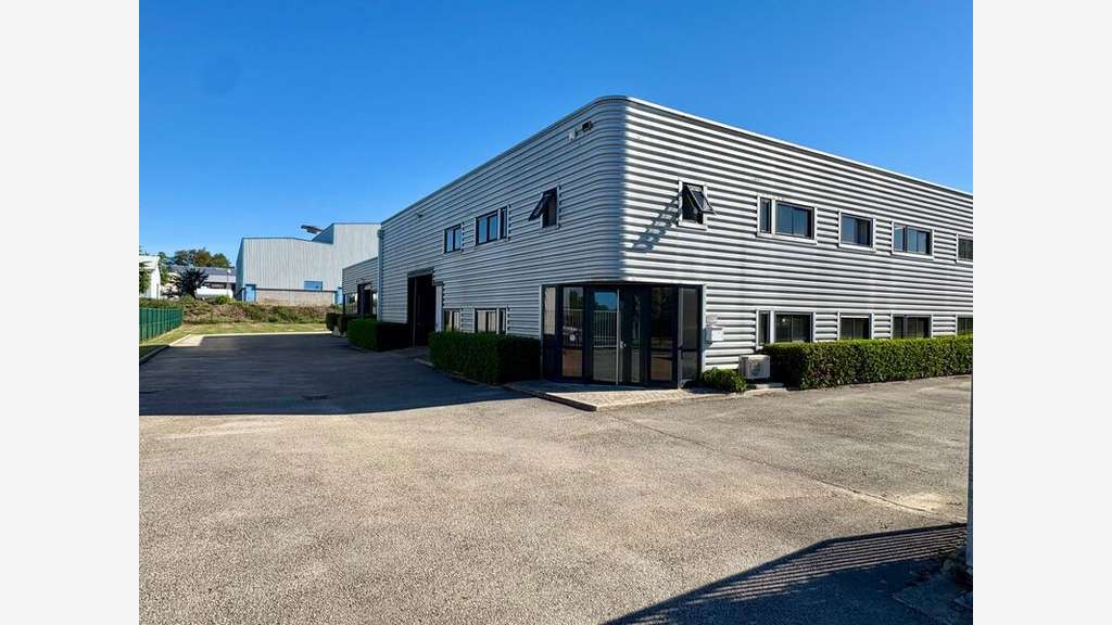 Exclusivité bâtiment 666m² sur 2600m² à Béligneux