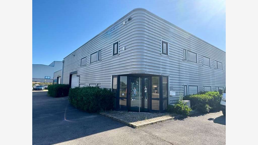 Exclusivité bâtiment 666m² sur 2600m² à Béligneux