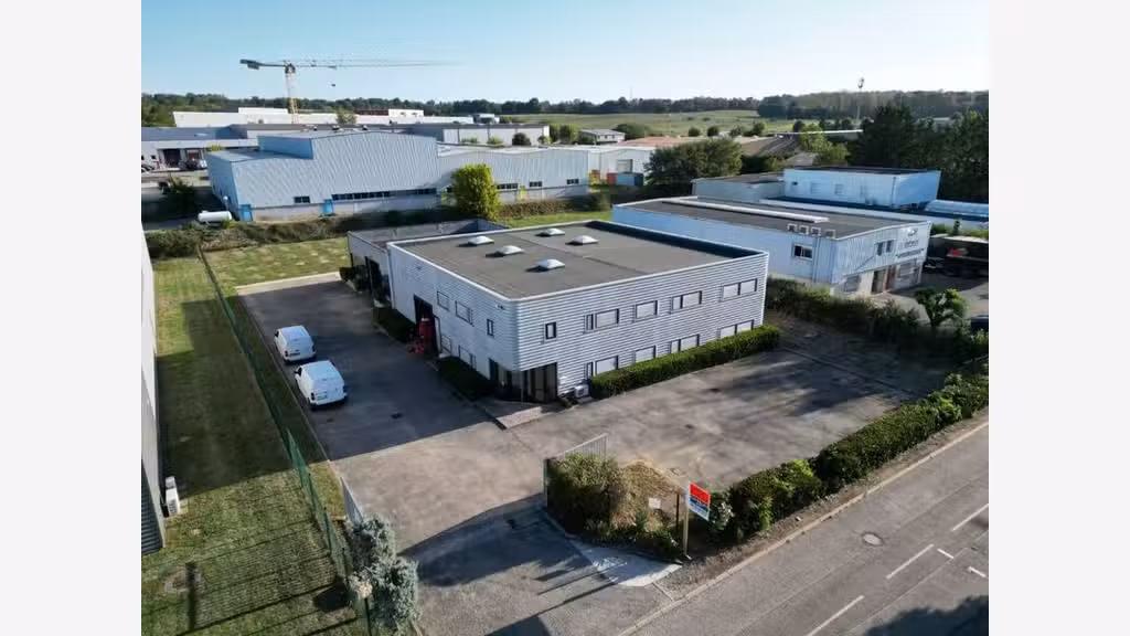 Exclusivité bâtiment 666m² sur 2600m² à Béligneux