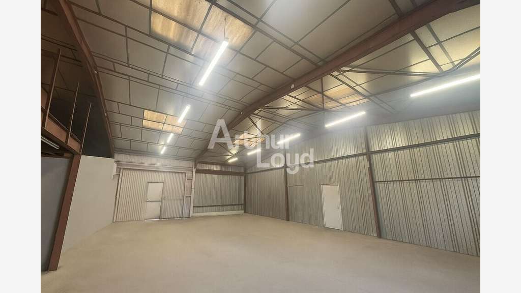 Local d'activité 325m² à louer en ZA à Bellevigny