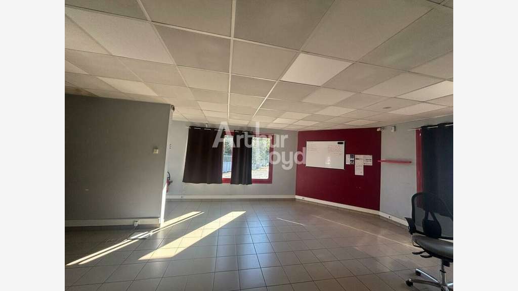 Local d'activité 325m² à louer en ZA à Bellevigny
