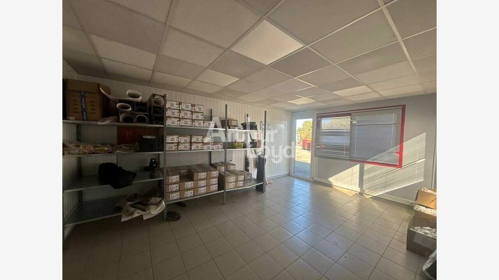 Local d'activité 325m² à louer en ZA à Bellevigny