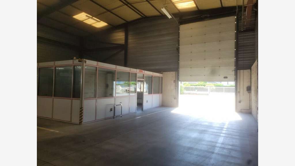 A louer entrepôt 1180m² à Belleville proche A6