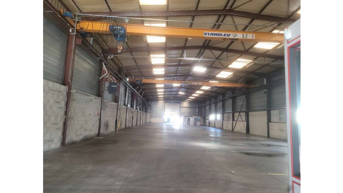 A louer entrepôt 1180m² à Belleville proche A6