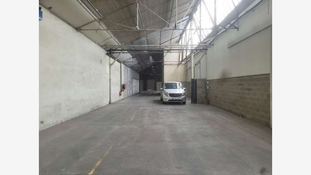 Local d'activité de 150m² à louer en za Belleville