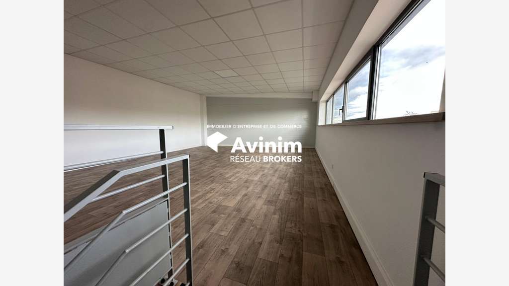A louer local d'activité de 305m² Bernes-Sur-Oise