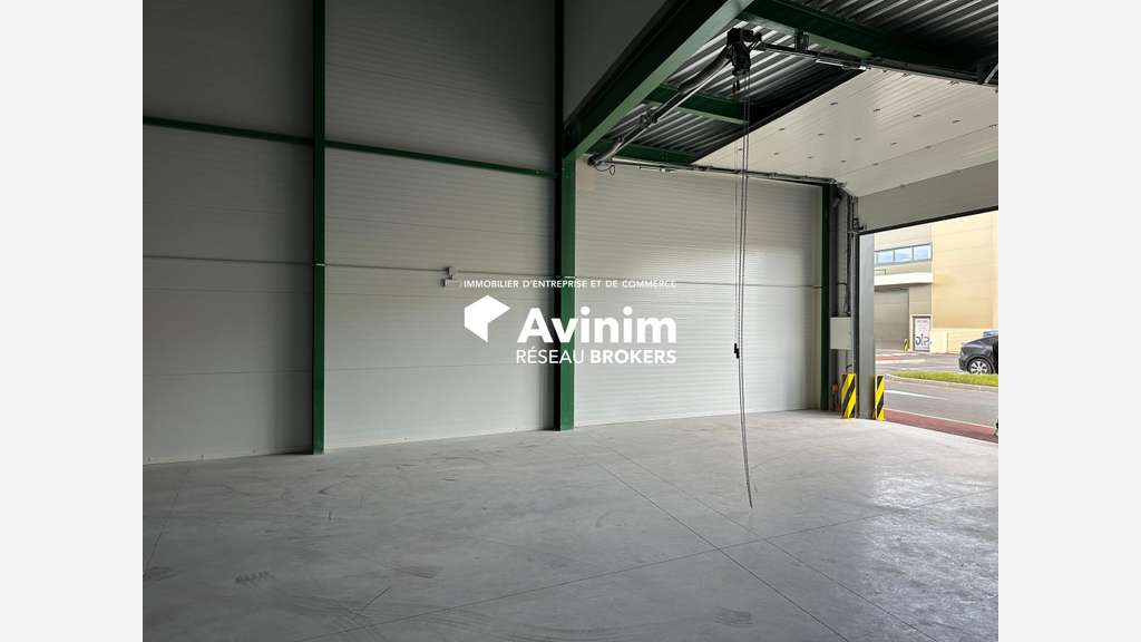 A louer local d'activité de 305m² Bernes-Sur-Oise