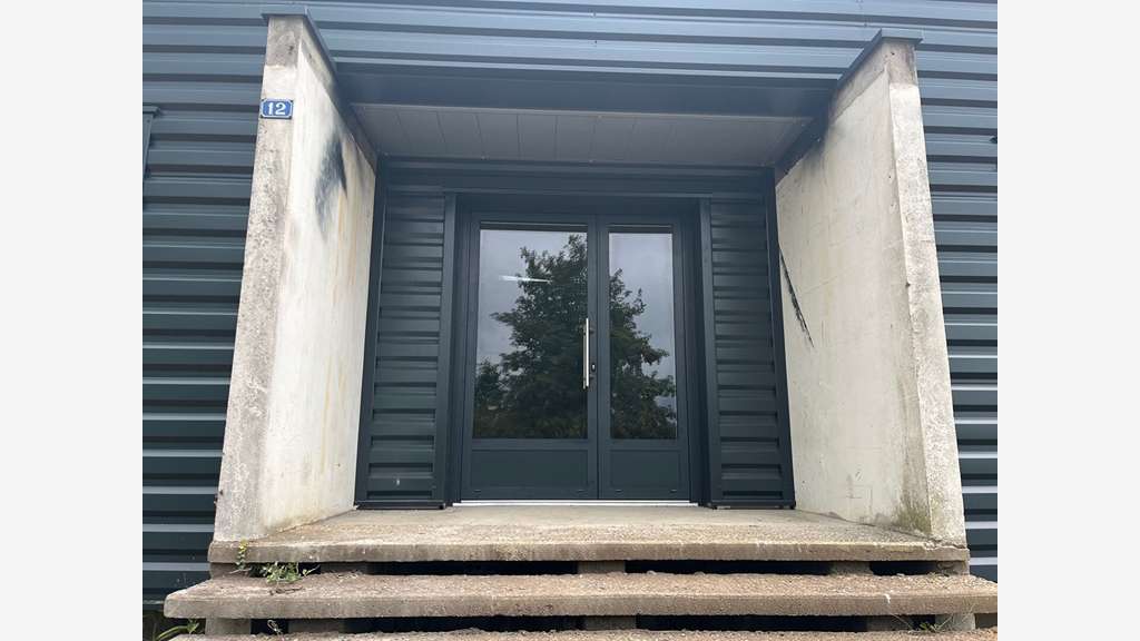 Local 393m² à louer à Besançon  ZA Trépillot 
