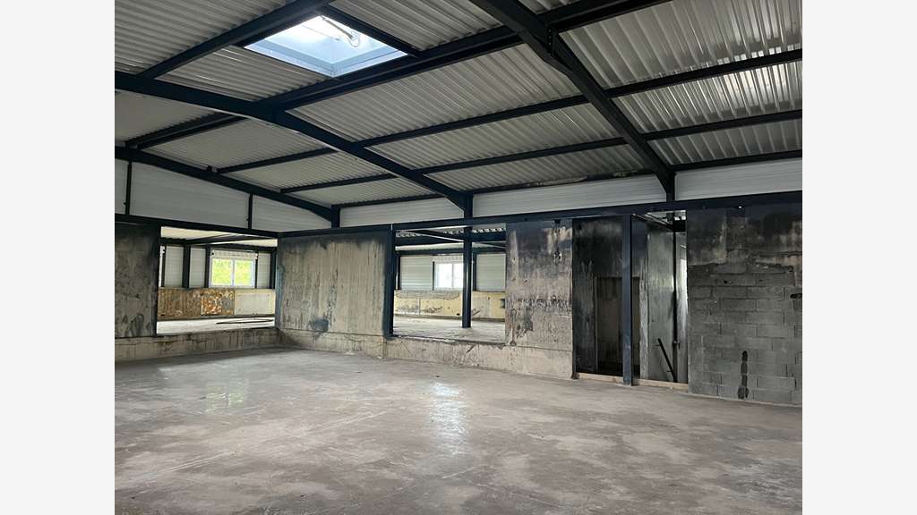 Local 393m² à louer à Besançon  ZA Trépillot 