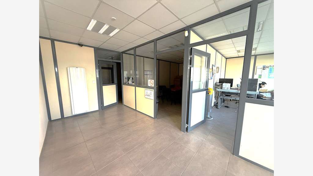 Local d'activité de 409.12m² à louer à Besançon