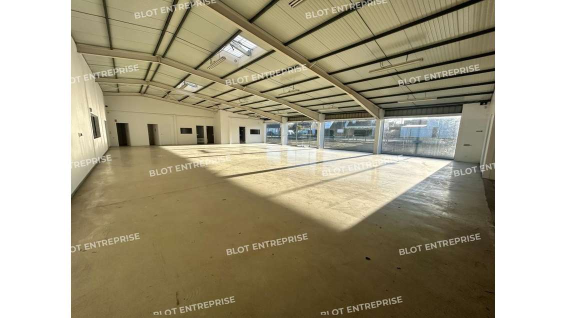 A louer local 1800m² à Betton Zone de la Forge