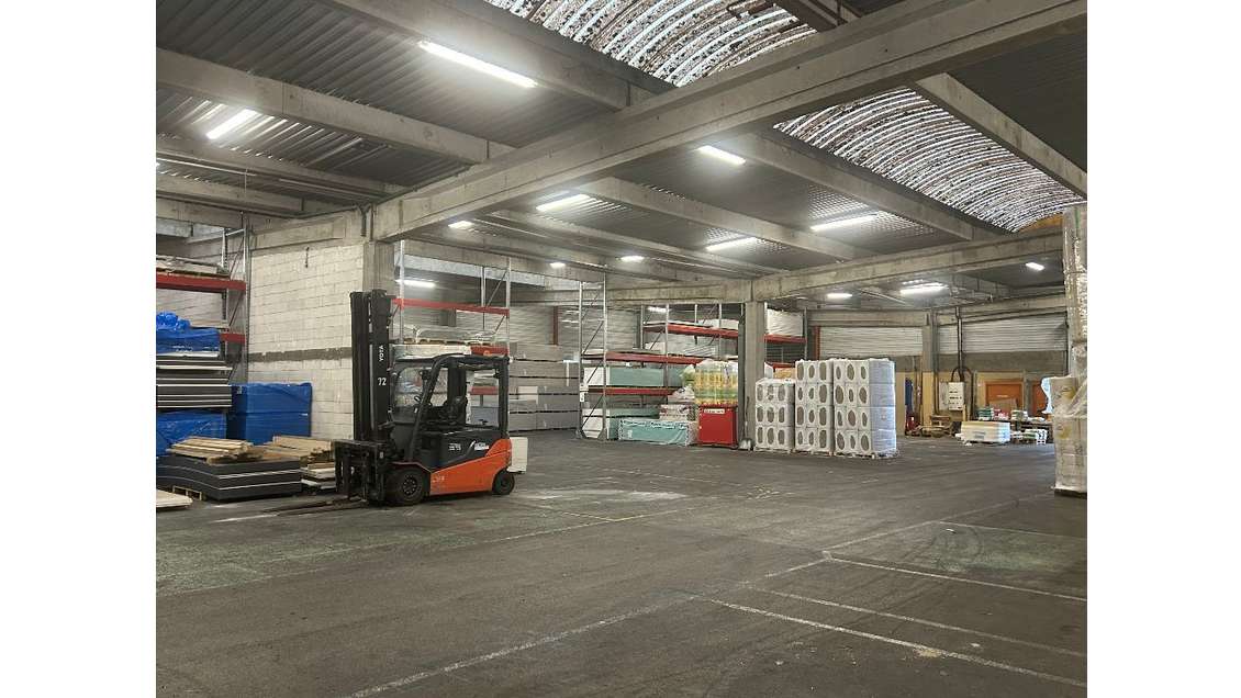 A louer locaux logistique stokage 1500m² à Beynost