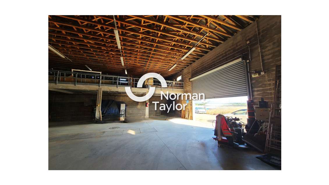 Local d'activité 338m² à louer à Sauvian proche A9