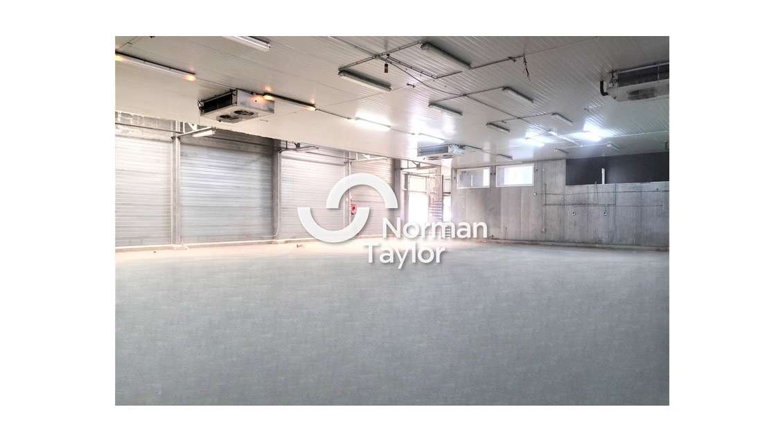 Local d'activité de 1 400m² à louer à Servian