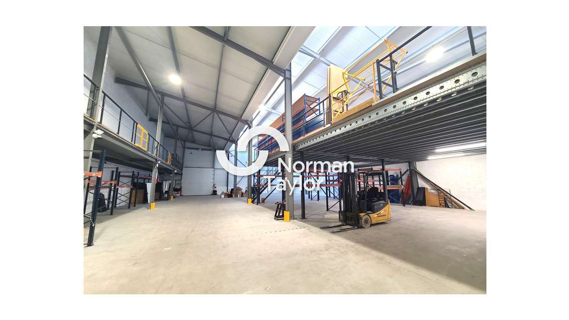 Locaux d'activité 1060m² à louer à Béziers 