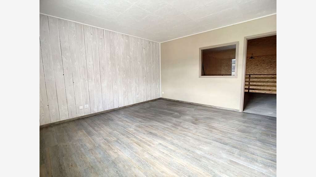 Local d'activité rénové 160m² à louer à Biol