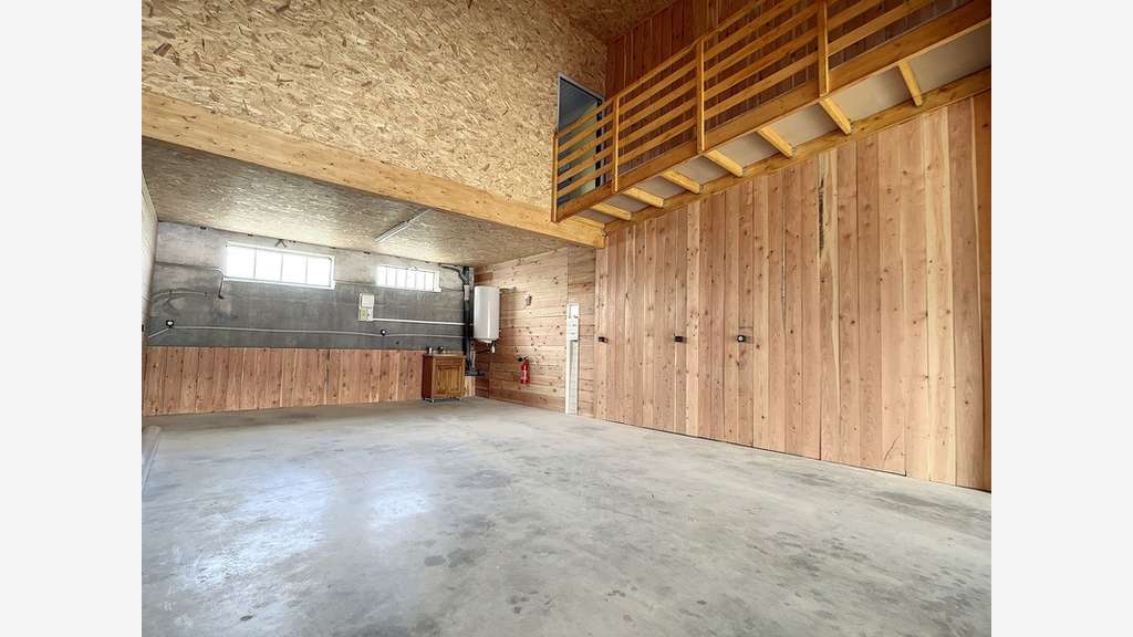 Local d'activité rénové 160m² à louer à Biol