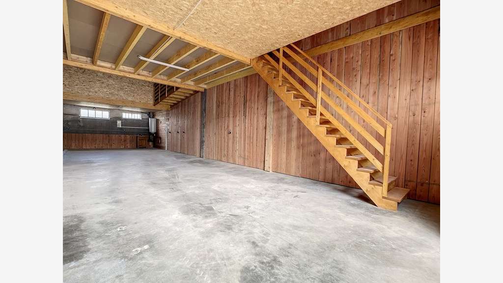 Local d'activité rénové 160m² à louer à Biol