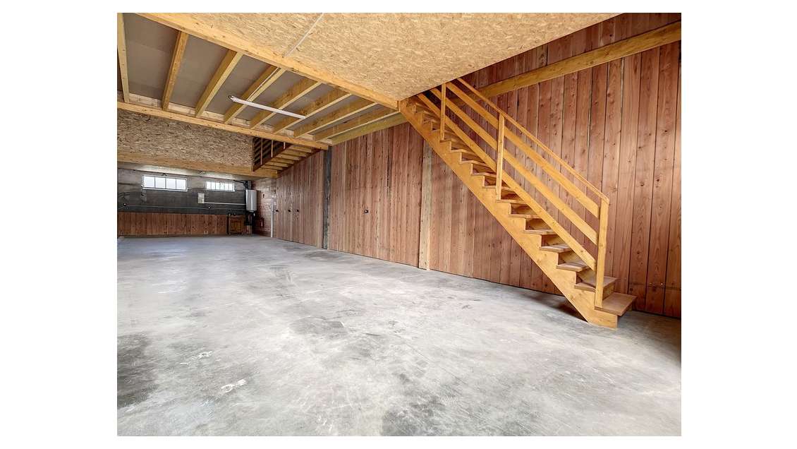 Local d'activité rénové 160m² à louer à Biol