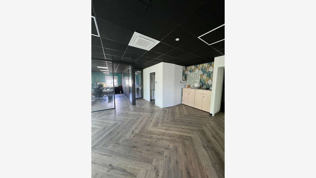 Entrepôt bureaux de 600m² à louer à Blagnac
